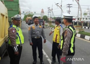 Pemkab Aceh Barat dan Polisi Tertibtkan Antrean BBM di Atas Jembatan
