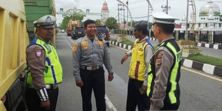 Pemkab Aceh Barat dan Polisi Tertibtkan Antrean BBM di Atas Jembatan