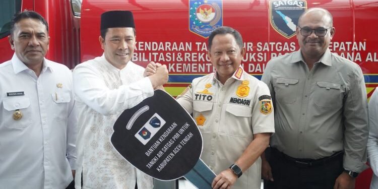 Mendagri Serahkan Mobil Damkar Multifungsi Fire Hawk FWS 4000 Kepada Pemkab Aceh Tengah