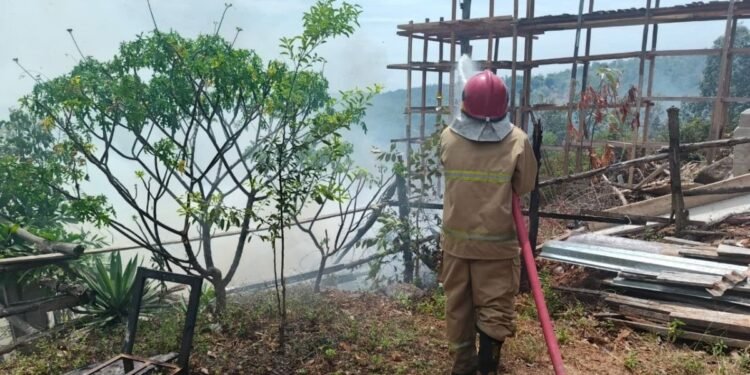 Tim Gabungan Padamkan Kebakaran 10 Hektare Lahan di Blang Bintang