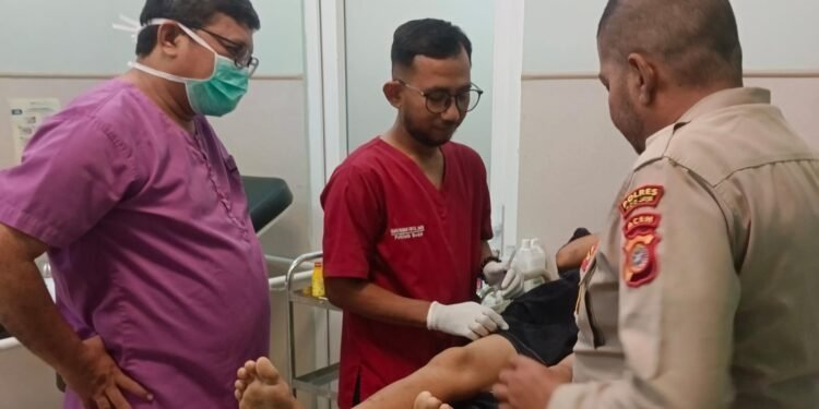 Jelang Sekolah, Aipda Jonni Rahmad Gandeng Dokter Bedah Gelar Sunat Gratis