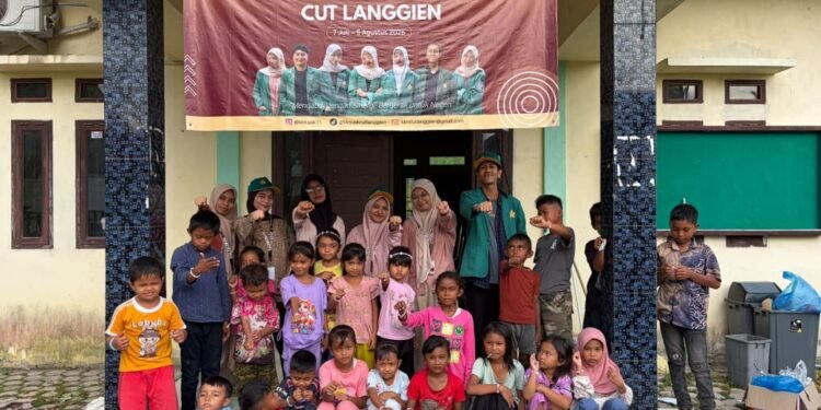 Mahasiswa KKN USK Ajarkan Anak-anak Gampong Cut Langien Buat Gelang Manik-manik