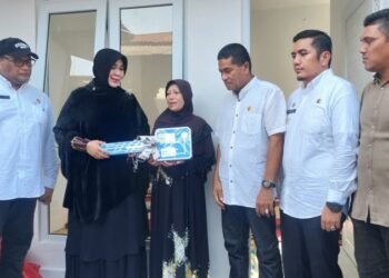 Illiza Serahkan Bantuan Rumah kepada Masyarakat Berpenghasilan Rendah