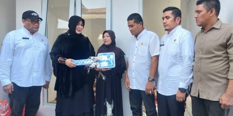 Illiza Serahkan Bantuan Rumah kepada Masyarakat Berpenghasilan Rendah
