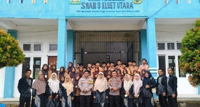 Kepala SMAN 3 Kluet Utara Undang Kanit Binmas dan Bhabinkamtibas Pemateri MPLS