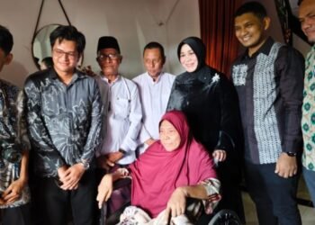 Dinsos Banda Aceh Salurkan Kursi Roda untuk Lansia Penyandang Disabilitas