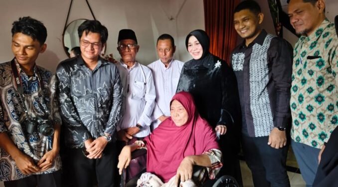Dinsos Banda Aceh Salurkan Kursi Roda untuk Lansia Penyandang Disabilitas
