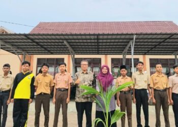 MPLS di SMKN 1 Simpang Ulim Lakukan Penanaman Pohon Produktif