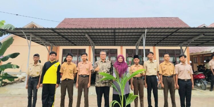 MPLS di SMKN 1 Simpang Ulim Lakukan Penanaman Pohon Produktif