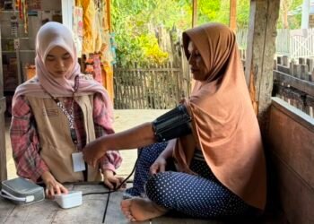 Mahasiswa KKN USK Kelompok 11 Gelar Home Visit, Berikan Pemeriksaan Glukosa Darah dan Tekanan Darah Gratis bagi Warga Cut Langien