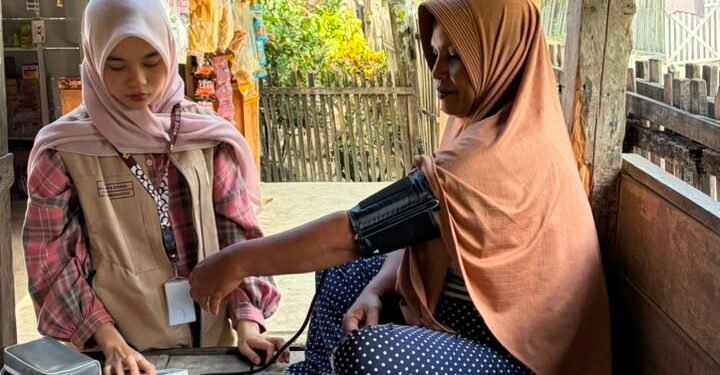 Mahasiswa KKN USK Kelompok 11 Gelar Home Visit, Berikan Pemeriksaan Glukosa Darah dan Tekanan Darah Gratis bagi Warga Cut Langien