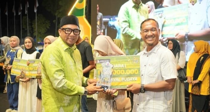 SMPN 1 Seunagan Raih Juata Satu Pawai Karnaval HUT Nagan Raya
