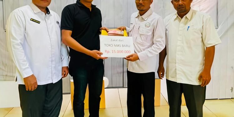Ramlan, Pemilik Toko Emas Baru Serahkan Zakat Tijarah ke Baitul Mal Abdya
