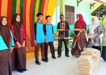 67 Siswa Baru SMAN 1 Madat Dapat Pakaian Sekolah Gratis