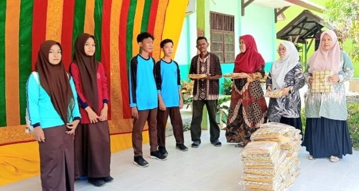 67 Siswa Baru SMAN 1 Madat Dapat Pakaian Sekolah Gratis