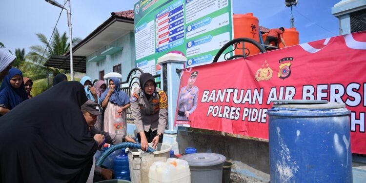 Kemarau Picu Krisis Air Bersih, Polres Pidie Bergerak Salurkan Bantuan ke Warga Dayah Beureueh