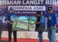 Pelukis Salaudin Serahkan Lukisan ” “Gerakan Langit Biru” di Aceh Pada Rian Syaf