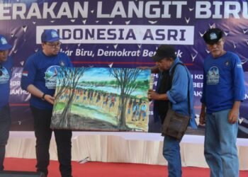 Pelukis Salaudin Serahkan Lukisan ” “Gerakan Langit Biru” di Aceh Pada Rian Syaf