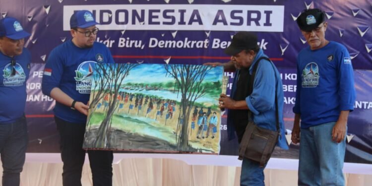 Pelukis Salaudin Serahkan Lukisan ” “Gerakan Langit Biru” di Aceh Pada Rian Syaf
