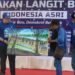 Pelukis Salaudin Serahkan Lukisan ” “Gerakan Langit Biru” di Aceh Pada Rian Syaf