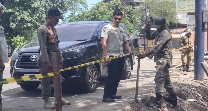 Satpol PP dan WH Aceh Besar Tertibkan PKL Gunakan Fasilitas Umum