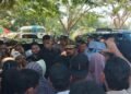 Jumpai Massa di Pusat Pemerintahan, Bupati Al-Farlaky Jelaskan Proses Bantuan Banjir Secara Terbuka