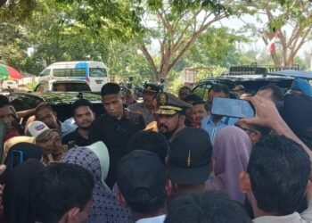 Jumpai Massa di Pusat Pemerintahan, Bupati Al-Farlaky Jelaskan Proses Bantuan Banjir Secara Terbuka