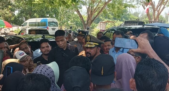 Jumpai Massa di Pusat Pemerintahan, Bupati Al-Farlaky Jelaskan Proses Bantuan Banjir Secara Terbuka