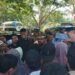 Jumpai Massa di Pusat Pemerintahan, Bupati Al-Farlaky Jelaskan Proses Bantuan Banjir Secara Terbuka