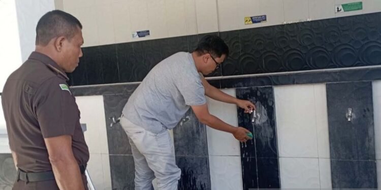 Ohku, Seorang Ayah di Banda Aceh Dihukum Bersihkan Masjid Usai Terbukti Terlantarkan Anak