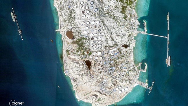 Rentetan Ledakan Besar Terdengar di Pulau Minyak Iran Kharg