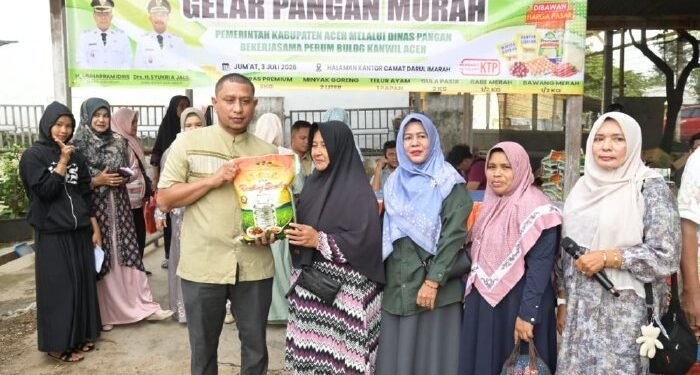 Ratusan Warga Serbu Pasar Murah di Kecamatan Darul Imarah