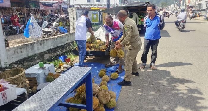 Satpol PP dan WH Aceh Besar Tertibkan PKL di Pasar Ketapang