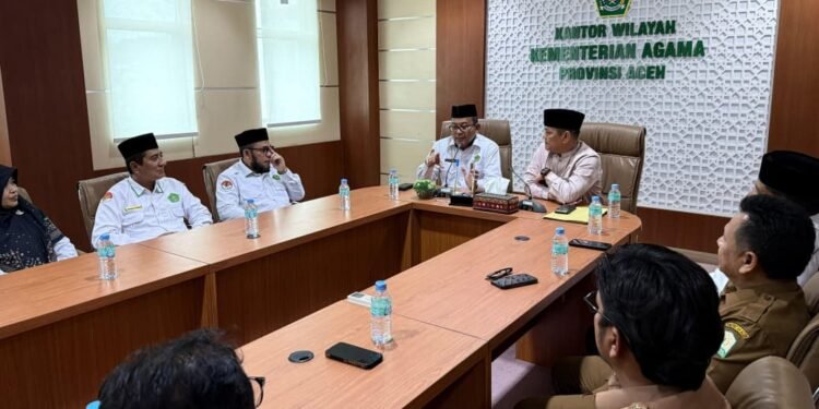 Kakanwil Kemenag Aceh Serahkan Zakat Penghasilan Pegawai pada Baitul Mal