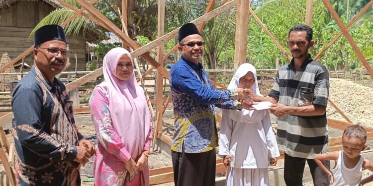 Kemenag Aceh Timur Kunjungi Kediaman Dua Siswi Korban Musibah Kebakaran
