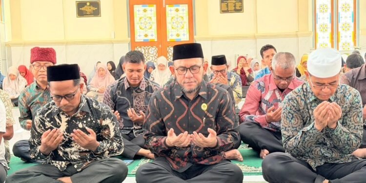 Kanwil Kemenag Aceh Khusyuk Ikuti Gema Shalawat Kebangsaan