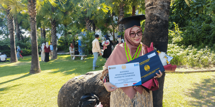 Krak, Dosen dari Aceh Ini Jadi Wisudawan Terbaik Program Doktoral UNESA dengan IPK 4,00