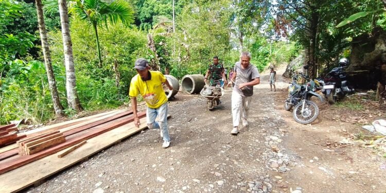 Angkut Batu Karang Demi Jembatan, TNI dan Warga Kebut Pembukaan Jalan TMMD di Aceh Selatan