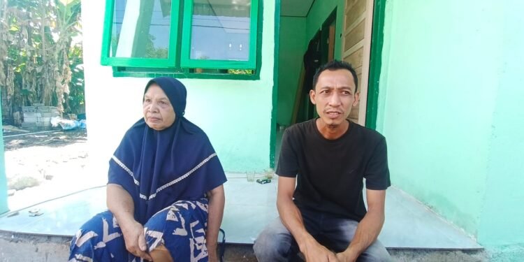 Air Mata Haru Jatuh Tak Terbendung: Barlian dan Salami Siap Tempati Rumah Layak Huni