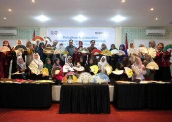 Illiza Tutup Pelatihan Desain Kipas Souvenir Bambu