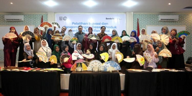 Illiza Tutup Pelatihan Desain Kipas Souvenir Bambu