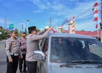 Kapolres Pidie Turun ke Jalan Bagikan Merah Putih, Kobarkan Nasionalisme Jelang HUT RI ke-81