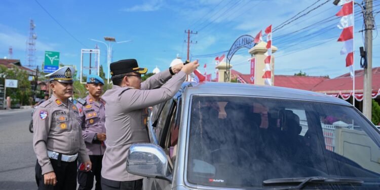 Kapolres Pidie Turun ke Jalan Bagikan Merah Putih, Kobarkan Nasionalisme Jelang HUT RI ke-81