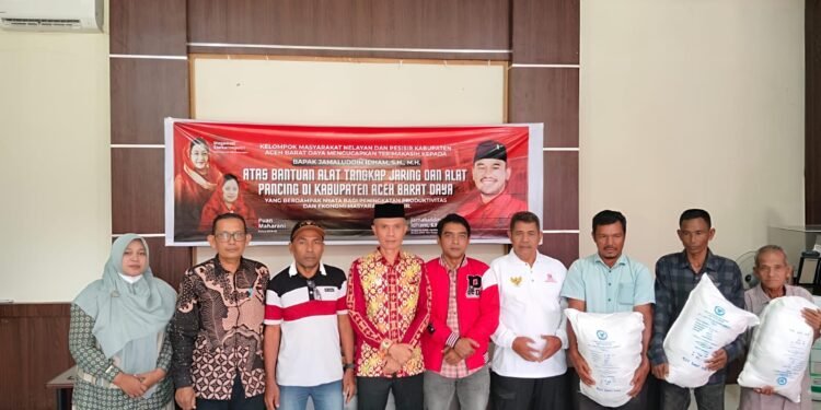 Jamaluddin Idham Didampingi DKP Serahkan Bantuan Hibah Alat Tangkap untuk Nelayan Abdya