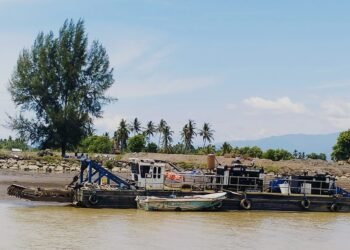 Kapal Keruk Terparkir, Nelayan Tersandera: Menagih Normalisasi Kuala Meureudu