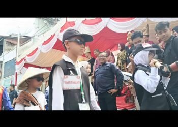 Peserta Karnaval HUT RI ke-81 di Abdya Kenakan Pakaian Wartawan, Ajak Warga Melek Informasi