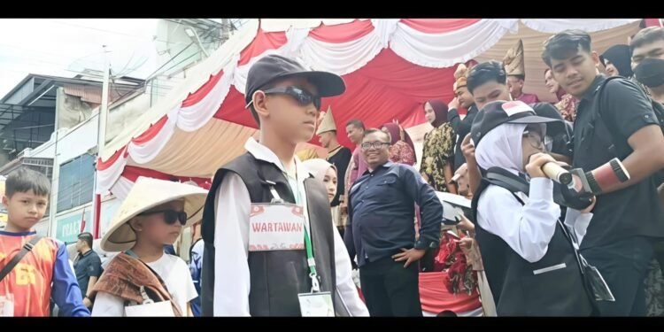 Peserta Karnaval HUT RI ke-81 di Abdya Kenakan Pakaian Wartawan, Ajak Warga Melek Informasi