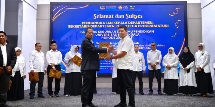 Dekan Serahkan SK kepada 44 Ketua Departemen, Sekretaris, dan Ketua Program Studi di Lingkup FKIP USK