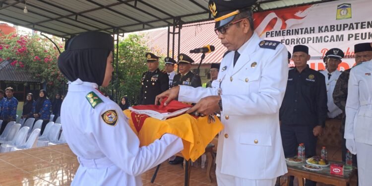 Camat Salamuddin Inspektur Upacara HUT Ke-81 RI di Peukan Bada