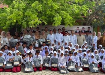 Gerindra Aceh Bagikan Paket Pendidikan untuk Siswa SD 72 Alue Naga